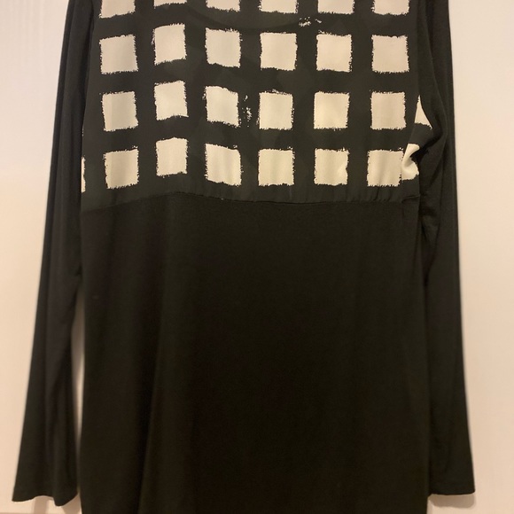 Black and White Top - Picture 3 of 3